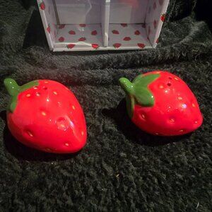 Strawberry Salt & Pepper Shaker Set – Ceramic – Market Square – NIB